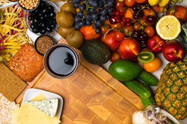 Akdeniz gıda arka plan. Taze meyve, sebze, fındık, mantar, makarna, ürün yelpazesine tohum fasulye şarap peynir üstten görünüm