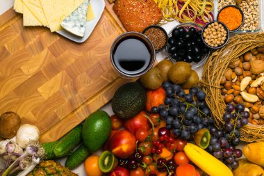 Akdeniz gıda arka plan. Taze meyve, sebze, fındık, mantar, makarna, ürün yelpazesine tohum fasulye şarap peynir üstten görünüm