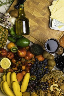 Akdeniz gıda arka plan. Taze meyve, sebze, fındık, mantar, makarna, ürün yelpazesine tohum fasulye yağı şarap peynir üstten görünüm