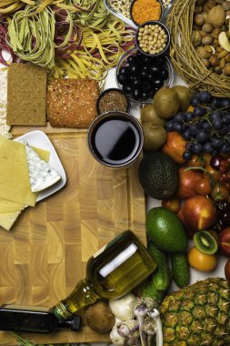 Akdeniz gıda arka plan. Taze meyve, sebze, fındık, mantar, makarna, ürün yelpazesine tohum fasulye yağı şarap peynir üstten görünüm