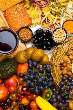 Akdeniz gıda arka plan. Ürün yelpazesine taze meyve, sebze, fındık, tohum, fasulye ve şarap. Sağlık Diyet. Üstten görünüm
