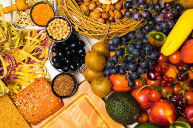 Akdeniz gıda arka plan. Taze meyve, sebze, fındık, mantar, makarna, ürün yelpazesine tohum fasulye üstten görünüm