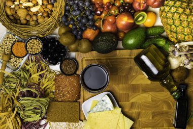 Akdeniz gıda arka plan. Taze meyve, sebze, fındık, mantar, makarna, ürün yelpazesine tohum fasulye yağı şarap peynir üstten görünüm