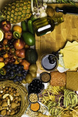 Akdeniz gıda arka plan. Taze meyve, sebze, fındık, mantar, makarna, ürün yelpazesine tohum fasulye yağı şarap peynir üstten görünüm