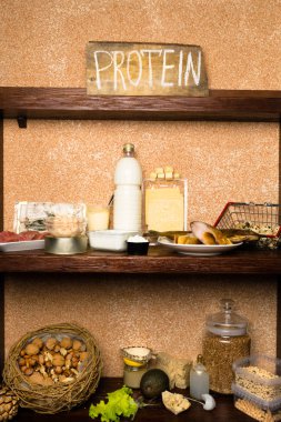 Diyet kavramı, zengin doğal farklı türleri protein gıdalar, domuz yağı, köfte, sığır eti, balık, süt ve süt ürünleri, fındık, marul, soya, avokado Hindistan cevizi yağı fasulye Susam tahin buğday