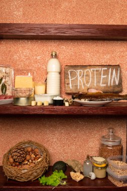 Diyet kavramı, zengin doğal farklı türleri protein gıdalar, domuz yağı, köfte, sığır eti, balık, süt ve süt ürünleri, fındık, marul, soya, avokado Hindistan cevizi yağı fasulye Susam tahin buğday