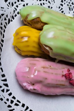 Ahududu ve koyu ahşap masa üzerinde krema ile dekore edilmiş Fransız geleneksel pasta