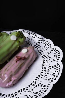 Ahududu ve koyu ahşap masa üzerinde krema ile dekore edilmiş Fransız geleneksel pasta