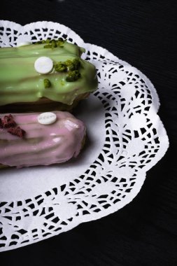 Ahududu ve koyu ahşap masa üzerinde krema ile dekore edilmiş Fransız geleneksel pasta