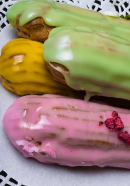 Ahududu ve koyu ahşap masa üzerinde krema ile dekore edilmiş Fransız geleneksel pasta