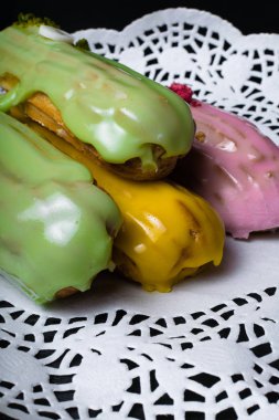 Ahududu ve koyu ahşap masa üzerinde krema ile dekore edilmiş Fransız geleneksel pasta