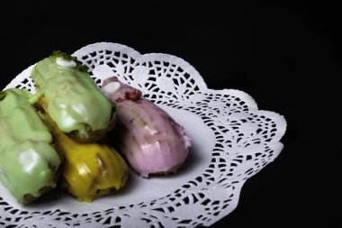 Ahududu ve koyu ahşap masa üzerinde krema ile dekore edilmiş Fransız geleneksel pasta