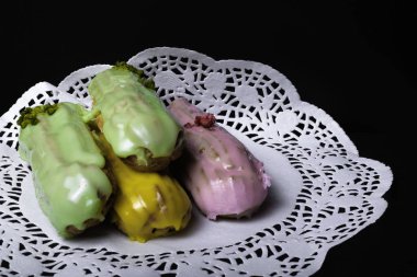 Ahududu ve koyu ahşap masa üzerinde krema ile dekore edilmiş Fransız geleneksel pasta