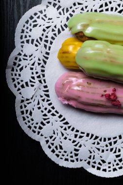 Ahududu ve koyu ahşap masa üzerinde krema ile dekore edilmiş Fransız geleneksel pasta