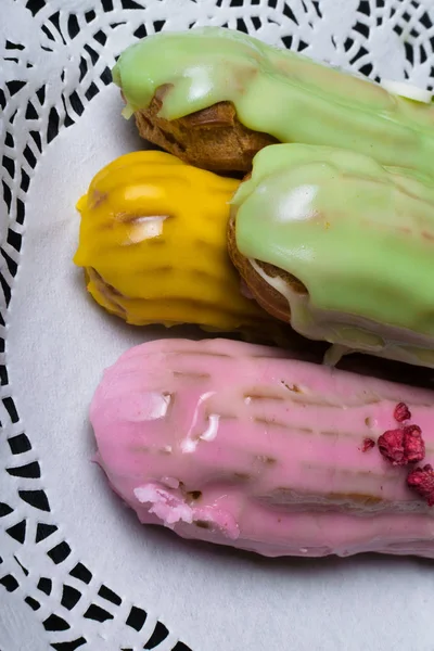 Ahududu ve koyu ahşap masa üzerinde krema ile dekore edilmiş Fransız geleneksel pasta