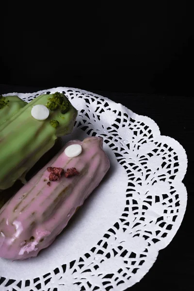 Ahududu ve koyu ahşap masa üzerinde krema ile dekore edilmiş Fransız geleneksel pasta