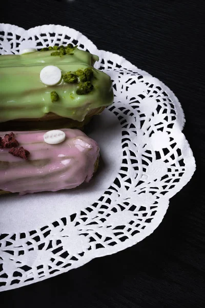 Ahududu ve koyu ahşap masa üzerinde krema ile dekore edilmiş Fransız geleneksel pasta