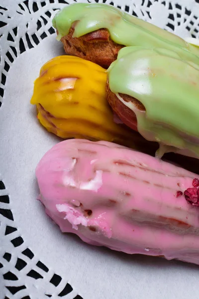 Ahududu ve koyu ahşap masa üzerinde krema ile dekore edilmiş Fransız geleneksel pasta