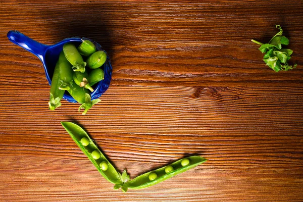 Bando Vagens Maduras Ervilhas Verdes Velho Fundo Madeira Comida Bio — Fotografia de Stock