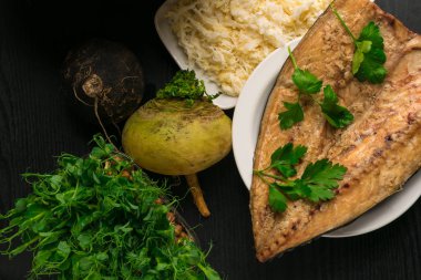 Beyaz ve sarı şalgam uskumru ve bezelye dalları ile