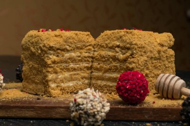 tatlım pasta, gül desenli porselen fincan kahve ile truffeles