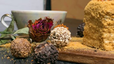 tatlım pasta, gül desenli porselen fincan kahve ile truffeles