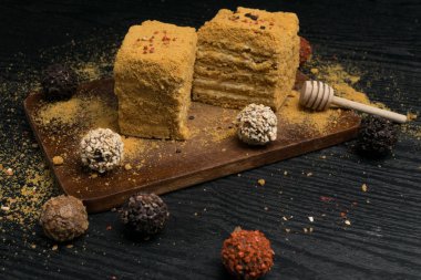 tatlım pasta ve truffeles kaşık bal bir siyah ahşap tablo