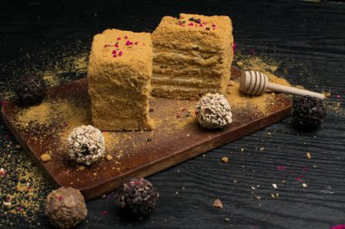 tatlım pasta ve truffeles kaşık bal bir siyah ahşap tablo