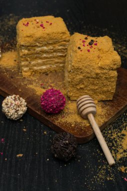 tatlım pasta ve truffeles kaşık bal bir siyah ahşap tablo