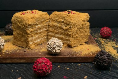 tatlı ev yapımı bal pasta ve truffeles bir siyah ahşap tablo