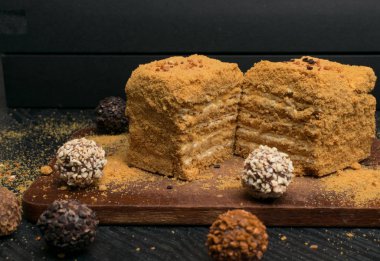 tatlı ev yapımı bal pasta ve truffeles bir siyah ahşap tablo