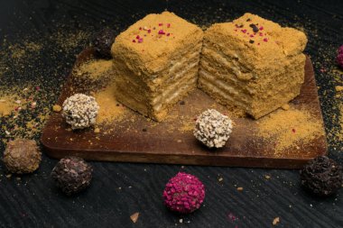 tatlı ev yapımı bal pasta ve truffeles bir siyah ahşap tablo