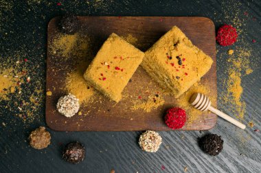 tatlım pasta ve truffeles kaşık bal bir siyah ahşap tablo