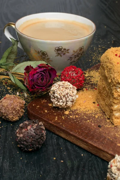 Bolo Mel Trufas Com Café Xícara Porcelana Com Rosa — Fotografia de Stock