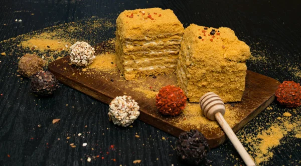 tatlım pasta ve truffeles kaşık bal bir siyah ahşap tablo