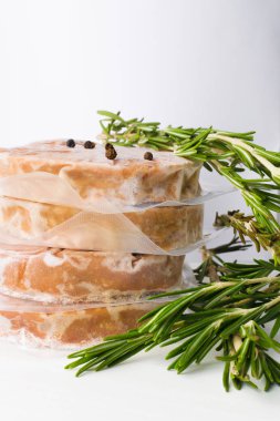 Hazırlanan ızgara için ham Minced hamburger eti biberiye bitki ve karabiber cam kavanoz