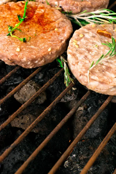 Hamburger Barbecue Con Erbe Rosmarino Fumo Fuoco Spazio Copia — Foto Stock