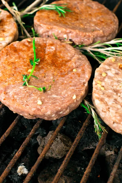 Hamburger Barbecue Con Erbe Rosmarino Fumo Fuoco Spazio Copia — Foto Stock