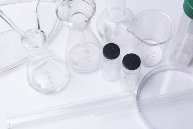 Beyaz arka plan üzerinde kimyasal ARGE çeşitli laboratuvar glasswareand gözlük