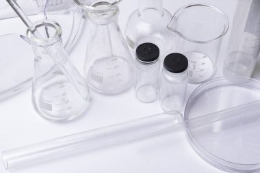 Beyaz arka plan üzerinde kimyasal ARGE çeşitli laboratuvar glasswareand gözlük