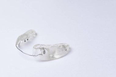 Inivisalign diş teli veya aligner. Güzel bir gülümseme ve beyaz sağlıklı dişler için bir yol