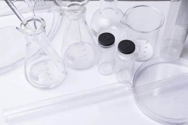 Διάφορα Ποτήρια Glasswareand Εργαστήριο Χημική Labarotory Σχετικά Λευκό Φόντο — Φωτογραφία Αρχείου