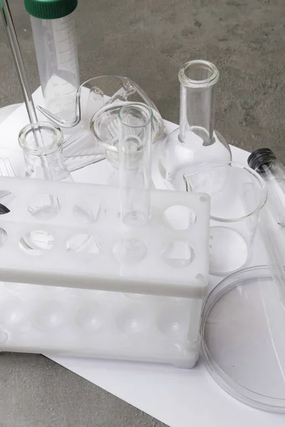 Διάφορα Ποτήρια Glasswareand Εργαστήριο Χημική Labarotory Σχετικά Λευκό Φόντο — Φωτογραφία Αρχείου