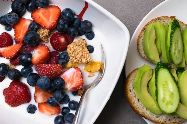 Vegetarian Breakfast Bowl Oat Granola Milk Raw Raspberries Blueberries Strawberries — Stock Photo, Image