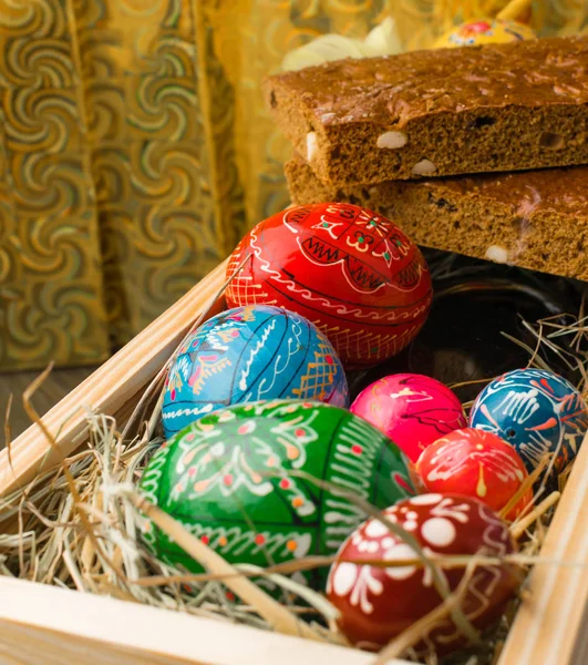 Wielkanoc Kolorowe Jaja Pióra Słomy Tle Drewnianych Ciasta — Zdjęcie stockowe
