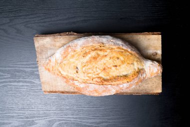 Taze ve lezzetli kepekli ekmek veya ahşap huş ağacı kesme tahtası için sağlıklı beslenme arka plan üzerinde somun