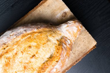 Taze ve lezzetli kepekli ekmek veya ahşap huş ağacı kesme tahtası için sağlıklı beslenme arka plan üzerinde somun