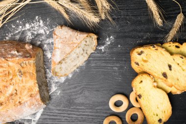 Kepekli ekmek üzerinden tam buğday, çavdar ve keten tohumu, buğday ve kuru üzüm ve zerdeçal, zeytin, simit ile bütün buğday bisküvi