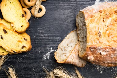 Kepekli ekmek üzerinden tam buğday, çavdar ve keten tohumu, buğday ve kuru üzüm ve zerdeçal, zeytin, simit ile bütün buğday bisküvi