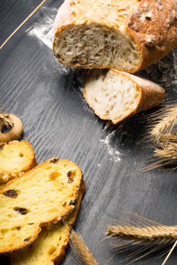 Kepekli ekmek üzerinden tam buğday, çavdar ve keten tohumu, buğday ve kuru üzüm ve zerdeçal, zeytin, simit ile bütün buğday bisküvi